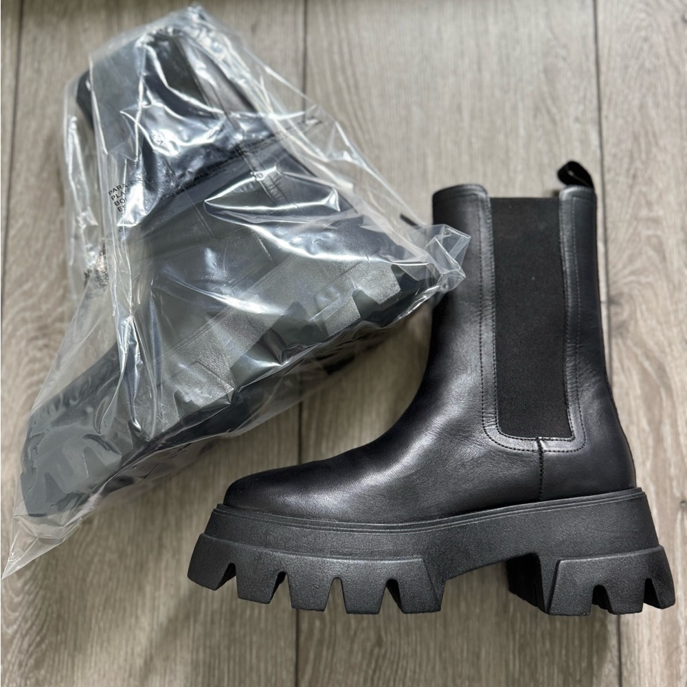 (NEW) Full-Grain Leather Platform Chelsea Boot (W 8.5)